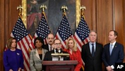 El presidente de la Comisión Judicial, Jerrold Nadler, (centro) presentó dos cargos para el juicio político al presidente Donald Trump el martes, 10 de diciembre de 2019.