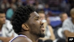 Joel Embiid lors d'un match de NBA entre les Philadelphia 76ers et les Detroit Pistons, USA, le 15 octobre 2016. (AP Photo/Chris Szagola)