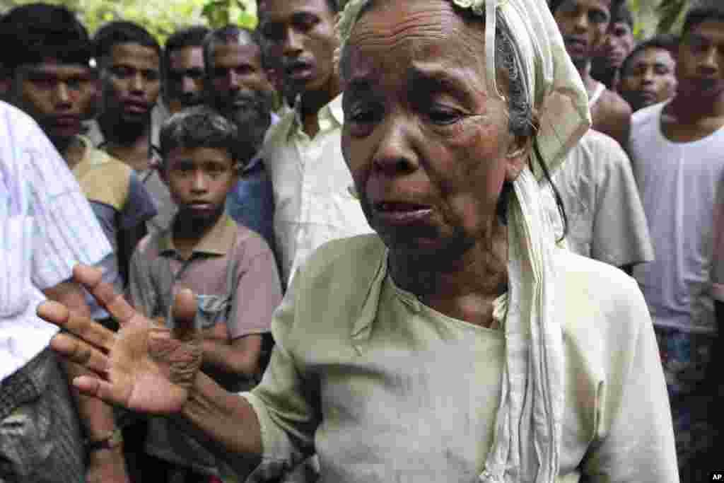 A Muslim woman weeps as she and others arrive at Thechaung camp refugee camp in Sittwe, Rakhine State, western Burma, Oct. 28, 2012.