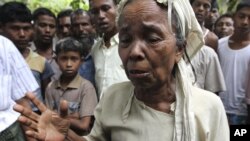 Phụ nữ Rohingya khóc khi bà vừa tới khóc khi tới trại tị nạn ở Sittwe, miền tây Miến Điện, tháng 10, 2012.