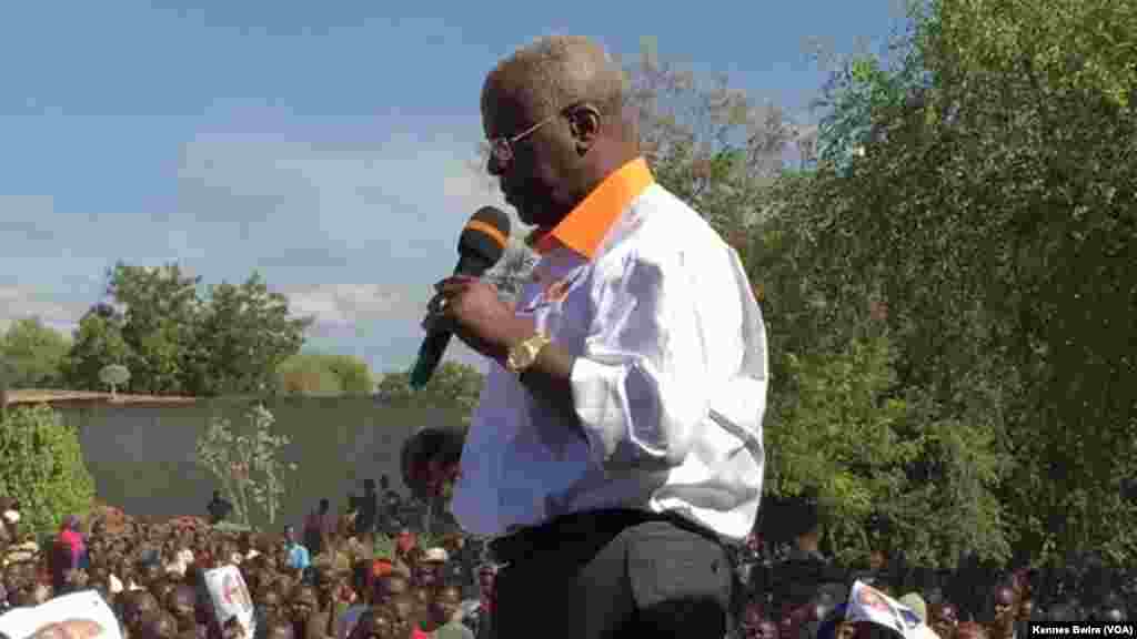 Amama Mbabazi mgombea kiti cha rais Uganda akiwahutubia wafuasi wake