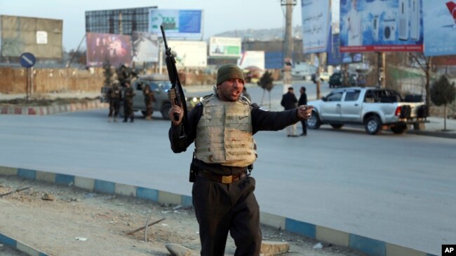 阿富汗保安部队抵达政府建筑遇袭现场（2018年12月24日）