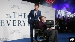 Junto al actor Eddie Redmayne en la premiere en Londres de "The Theory of Everything"