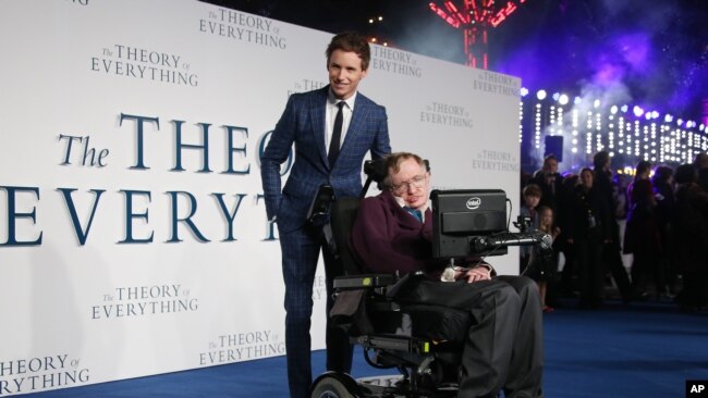 Junto al actor Eddie Redmayne en la premiere en Londres de