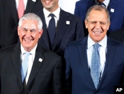 The Russian foreign minister Sergey Lavrov, right, and US Secretary of State Rex Tillerson stand together during the G-20 Foreign Ministers meeting in Bonn, Germany, Feb. 16, 2017.
