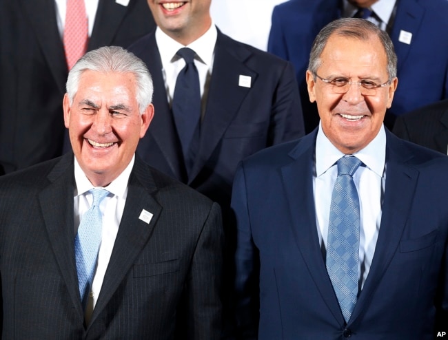 The Russian foreign minister Sergey Lavrov, right, and US Secretary of State Rex Tillerson stand together during the G-20 Foreign Ministers meeting in Bonn, Germany, Feb. 16, 2017.