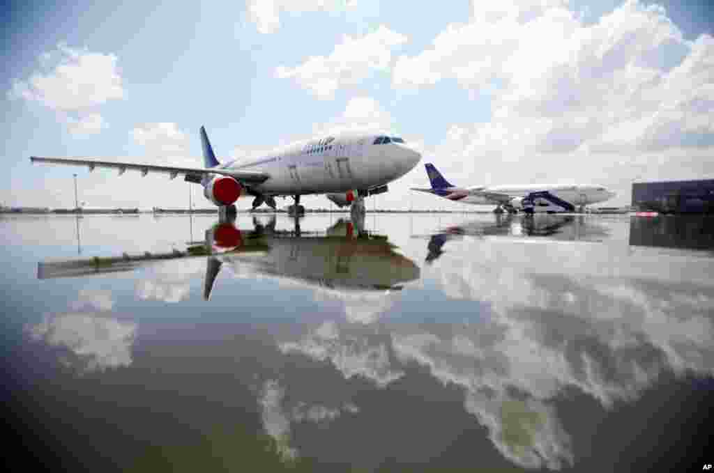 October 26: Thai Airways Airbus A300 aircrafts parked on the flooded tarmac at Don Muang airport in Bangkok. REUTERS/Bazuki Muhammad