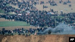 Soldados israelíes vigilan frente a una manifestación de palestinos en la frontera entre Israel y la Franja de Gaza el viernes, 30 de marzo, de 2018.