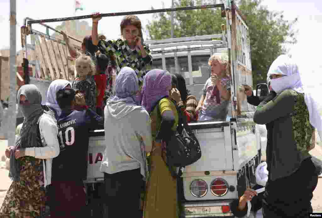 مسیحی برادری کے سب سے بڑے شہر قراقوش پر شدت پسندوں کے قبضے کے بعد ہزاروں کی تعداد میں لوگ نقل مکانی پر مجبور ہوئے۔