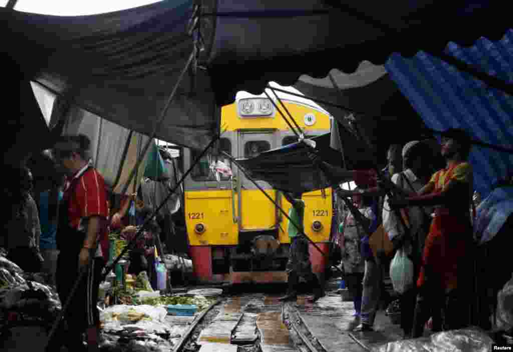 태국 방콕 서부의 채소 시장. 기찻길과 붙어 있어서, 하루에 여덟번 열차가 통과할 때는 천막과 좌판을 치워야 한다. (Reuters)