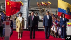 17일 시진핑 중국 국가주석 내외(가운데, 왼쪽)가 에콰도르 치토의 국제공항에 도착해 의장대를 사열하고 있다. 