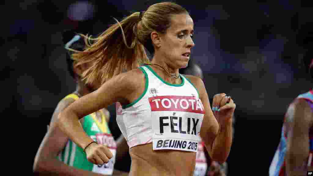Ana Dulce Felix Portugal engagée dans la course de la finale féminine &nbsp;de 10,000m aux Championnats du monde d&#39;athlétisme au Nid d&#39;oiseau à Pékin, 24 août 2015.&nbsp;