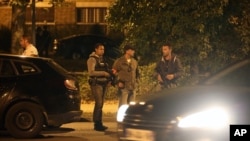 ماموران امنیتی فرانسه پنجشنبه شب در عملیاتی در منطقه ای در شرق پاریس، سه زن را به ظن حملات ترویستی دستگیر کردند
