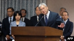 Ông Andrew Hsia (thứ 3-bên phải), Bộ trưởng Hội đồng giao Đại lục, phát biểu tại Ủy ban Nội vụ của Quốc hội vào ngày 13 tháng 4 năm 2016.