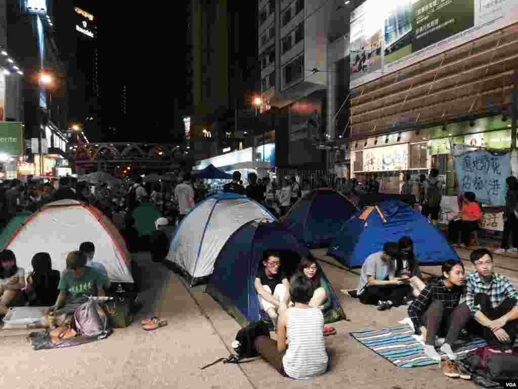 經過金鐘大會呼籲，10月10日晚上約11時，接近200名示威者留守金鐘，搭起多個帳篷。（美國之音湯惠芸攝）