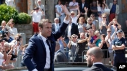 លោក​ប្រធានាធិបតី​បារាំង Emmanuel Macron បក់​ដៃ​ដល់​អ្នក​គាំទ្រ នៅ​ពេល​លោក​ចាកចេញ​ពី​ស្ថានីយ​បោះឆ្នោត​ក្នុង​សង្កាត់ Le Touquet កាលពី​ថ្ងៃទី១១ ខែមិថុនា ឆ្នាំ២០១៧។