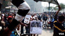 Demonstran Mesir bertahan di Lapangan Tahrir, Kairo untuk menuntut mundurnya dewan militer Mesir.
