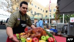 Seorang koki mengeluarkan kalkun pertama untuk makanan Thanksgiving tahunan bagi para tunawisma dan kurang beruntung. (Foto: AFP)