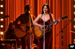 Kacey Musgraves interpreta "Slow Burn" en la 52 entrega anual de los premios CMA en el Bridgestone Arena en Nashville, Tennessee, el miércoles, 14 de noviembre de 2018.