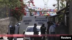 Các nhân viên cảnh sát tại hiện trường vụ ám sát bà Gisela Mota ở Temixco, phía nam Mexico City hôm 2/1.