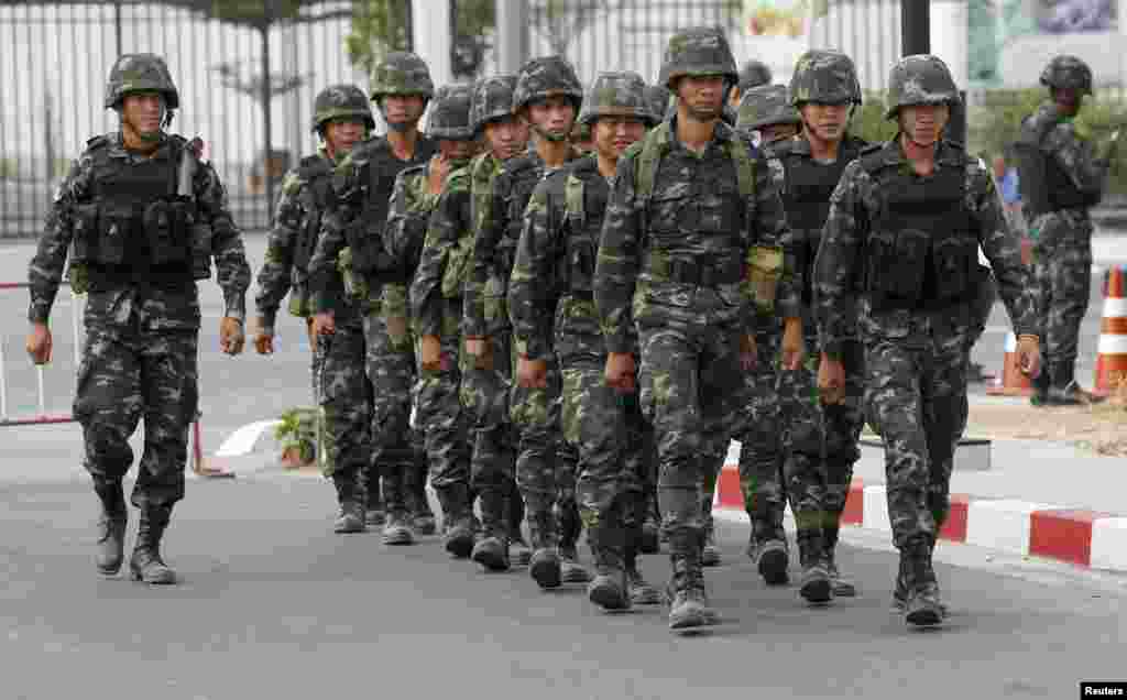 Soldiers walk outside the National Anti-Corruption Commission office in Nonthaburi province, on the outskirts of Bangkok, Feb. 27, 2014.