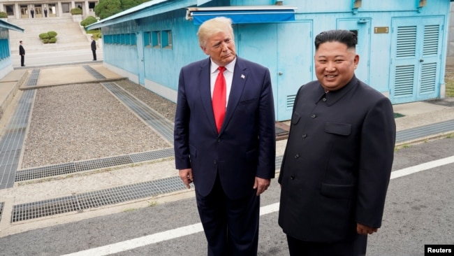 2019年6月30日美国总统特朗普在韩国板门店非军事区与朝鲜领导人金正恩会面。
