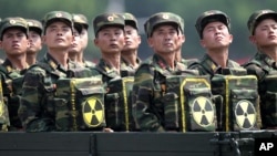Binh lính Triều Tiên mang ba lô có biểu tượng hạt nhân trong một cuộc duyệt binh (ảnh tư liệu, 2013).