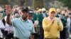 Lee Elder, à gauche, et Jack Nicklaus lors d'un match de gala de Golf, USA, le 8 avril 2021.