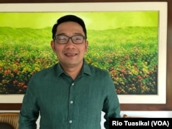 Calon Gubernur Jawa Barat Ridwan Kamil usai dalam wawancara eksklusif dengan VOA di Posko Pemenangan Ridwan Kamil-Uu Ruzhanul Ulum (Rindu) di Bandung, Sabtu, 23 Juni 2018. (Foto: Rio Tuasikal/VOA)