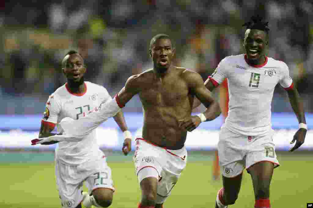 L&#39;attaquant du Bukina Faso Niguimbe Prejuce Nakoulma, fête son un but contre la Tunisie au stade de l&#39;Amitié, à Libreville, le 28 janvier 2017.