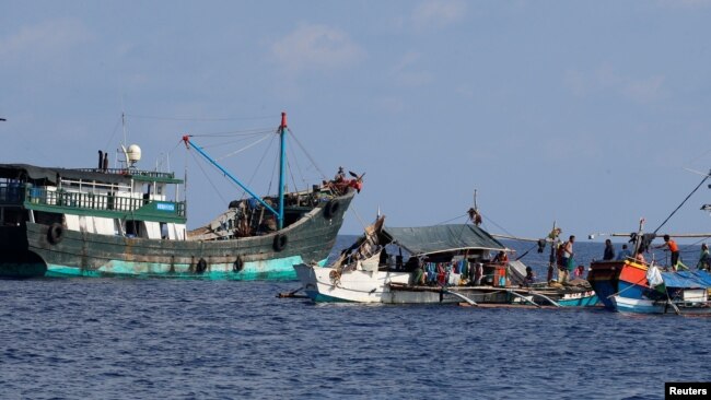中国和菲律宾渔船同时出现在中国所称的黄岩岛附近有争议海域（路透社2017年4月6日）