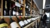 Seorang pembelanja melihat-lihat anggur di King & Godfree, salah satu toko bahan makanan berlisensi tertua di Australia di, Melbourne, Australia. (Foto: AP)