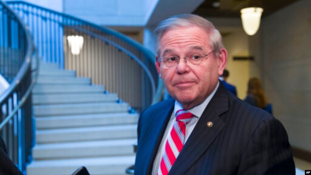 Thượng nghị sĩ Bob Menendez thành viên của Ủy ban Ngoại giao Thượng viện nói chuyện với các nhà báo sau cuộc họp kín của Ủy ban ngày 5/3/2019.