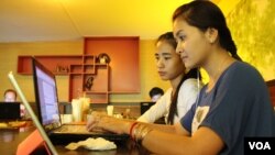 FILE PHOTO- University students from the Royal University of Phnom Penh check the Internet in a coffee shop along the city's Russian Federation Boulevard, June 13, 2014. (Suy Heimkhemra/VOA Khmer) 