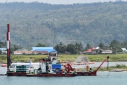 Aktifitas kapal pengeruk di Sungai Poso di aliran sungai Sungai Poso di desa Petirodongi, Kecamatan Pamona Puselemba, Kabupaten Poso, Sulawesi Tengah (5 November 2019). (Foto: Mosintuwu/RayRarea)