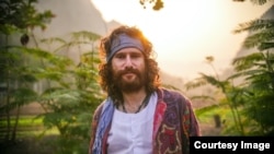 លោក Jake Wachtel អ្នកដឹកនាំរឿង​នៃ​ខ្សែ​ភាពយន្ត «Karmalink»។ (រូបថតដោយ Jake Starr)