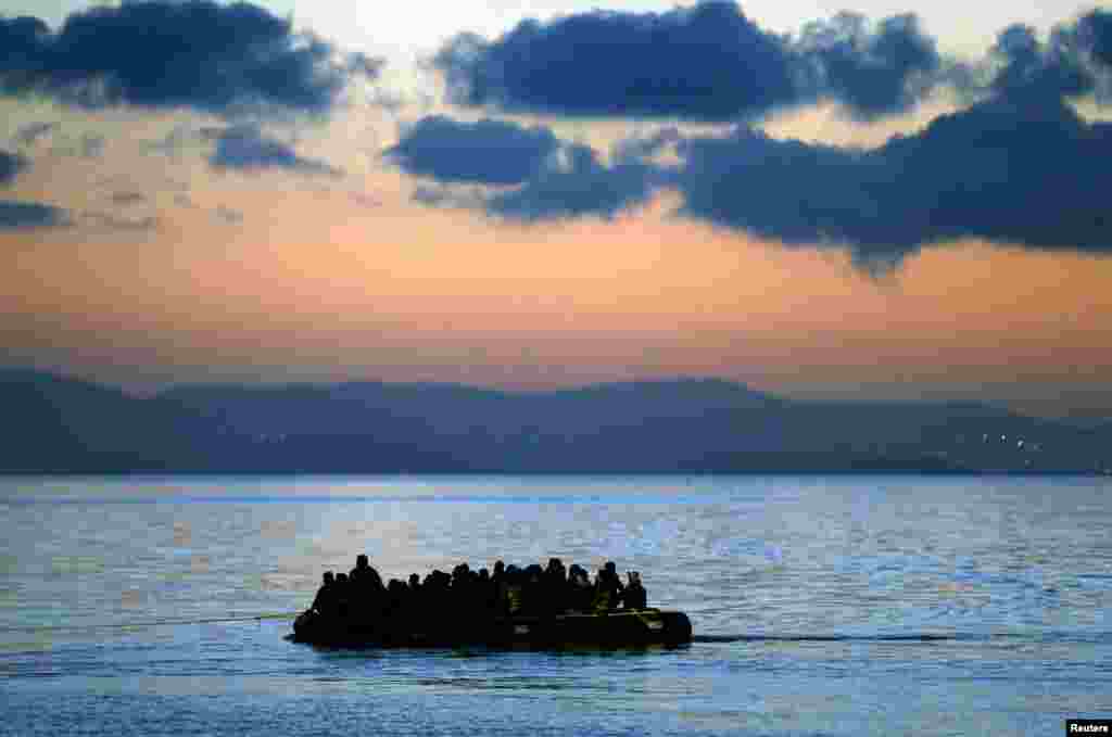 그리스 해안에서 경비정이 아프가니스탄 출신 등 난민들이 탄 배를 견인하고 있다.