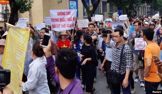 외국인 투자자에게 최장 99년 간 토지임대를 허용하는 '경제특구법'에 반대하는 시위대가 베트남 하노이에서 행진하고 있다.