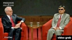 中國盲人法律維權人士陳光誠(右)在德克薩斯州的喬治.W.布殊研究所與所長格拉斯曼在現場交談並接受提問(2013年4月3日資料照)