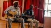 Au Zimbabwe, viens jouer avec la star de l'afro-jazz Tuku