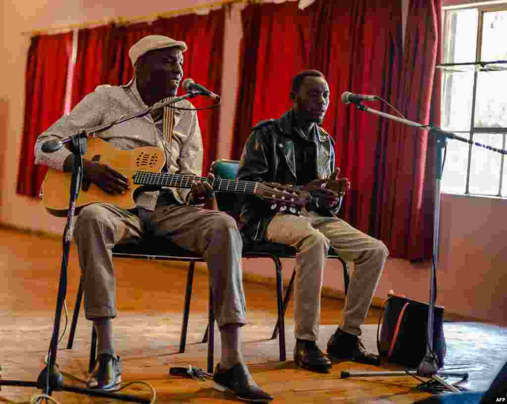 Zimbabwe music icon Oliver &#39;Tuku&#39; Mtukudzi (L) plays his guitar during a rehearsal with a group of young musicians who are incubated at his Pakare Paye Arts and Music Centre in Norton 45km from the country&#39;s capital city Harare on January 12, 2018. / AFP PHOTO / Jekesai NJIKIZANA
