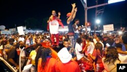 Manifestantes se congregaron frente a la tienda en Batton Rouge, Louisiana, donde un afro estadounidense fue muerto en un tiroteo policial.