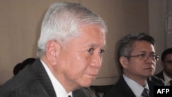 Ngoại trưởng Philippines Albert Del Rosario