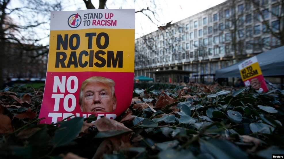 Những người biểu tình cầm biểu ngữ 'Nói không với chủ nghĩa cực đoan' đứng bên ngoài tòa đại sứ Mỹ tại London, Anh, trong ngày nhậm chức của ông Donald Trump 20/1/2017. 