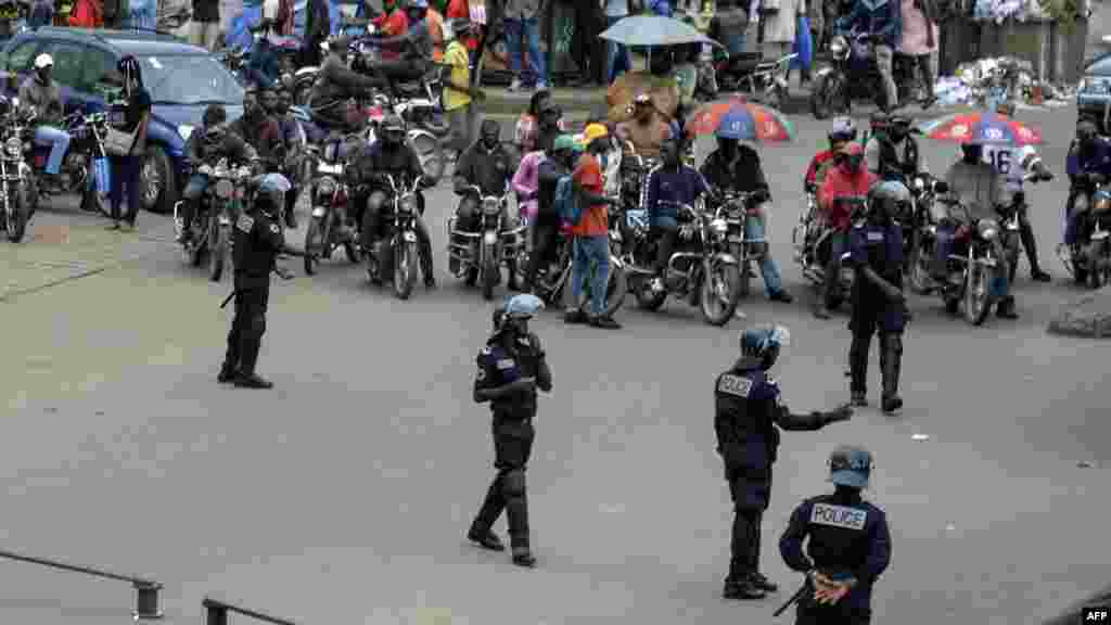 Polisi wakisimama katika barabara kuu ya Douala kuzuia maandamano. Douala, 21 octobre 2017.