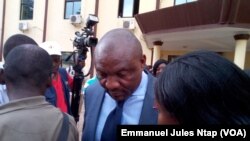 Le directeur de Général Express Voyages à Yaoundé, répond à la presse, au Cameroun, le 2 novembre 2017. (VOA/Emmanuel Jules Ntap)