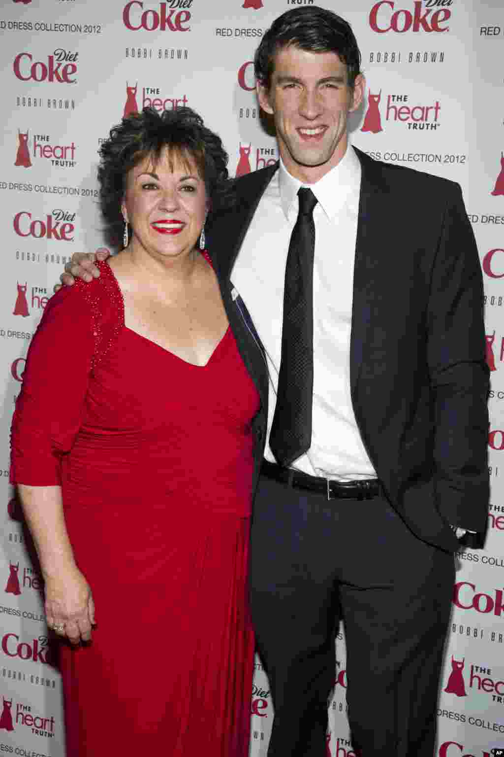 Michael Phelps dan ibunya Debbie Phelps menghadiri Heart Truth&#39;s Red Dress Collection, ajang amal bagi sebuah organisasi kesehatan jantung perempuan pada Fashion Week di New York (8/2).