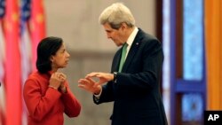 El secretario de Estado, John Kerry, conversa con la asesora de Seguridad Nacional, Susan Rice, en Beijín.