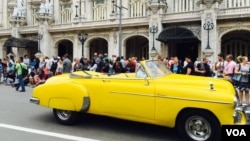 奧巴馬訪問古巴時，古巴人在上街等待一睹美國總統風采（美國之音海倫拍攝）