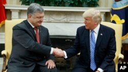 Президент Порошенко з президентом Трампом в Овальному кабінеті Білого дому у Вашингтоні 20 червня 2017 р.